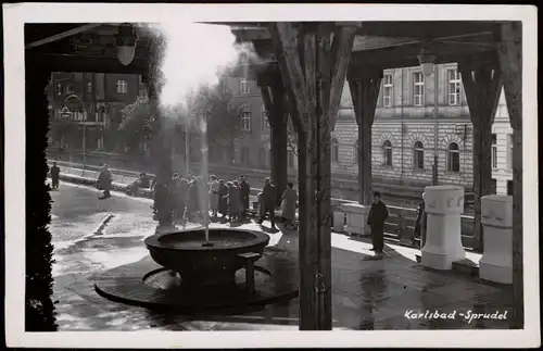 Postcard Karlsbad Karlovy Vary Sprudel, Menschen - Straße 1939