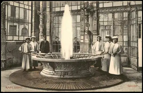 Karlsbad Karlovy Vary Frauen entnehmen Wasser aus dem Sprudel 1907
