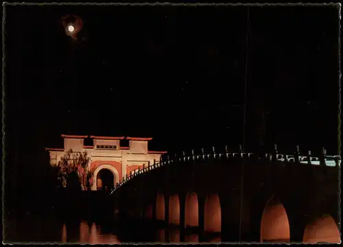 Singapur A romantic setting. Moon over the Chinese Garden in Jurong 1988