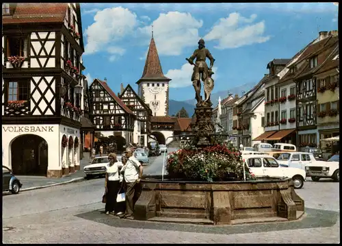 Gengenbach (Schwarzwald) Marktplatz, Volksbank, Brunnen, Autos 1987