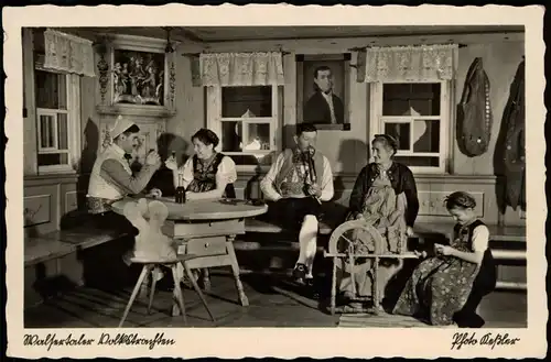 Mittelberg-Oy-Mittelberg Walsertaler Volkstrachten in Bauernstube 1936