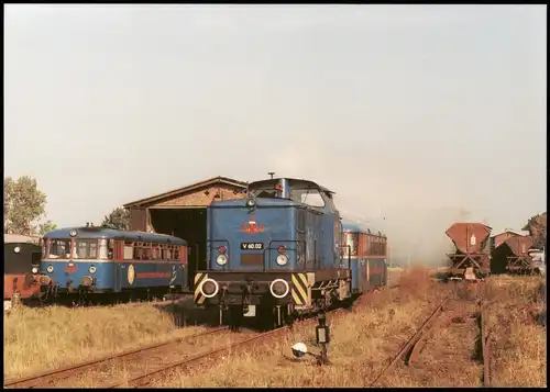 PEG-Rangierdiesellok und Triebwagen am Lokschuppen in Putlitz 2000