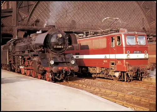 Verkehr & Eisenbahn Dampflok znd E-Lok im Bahnhof Dresden-Neustadt 1978