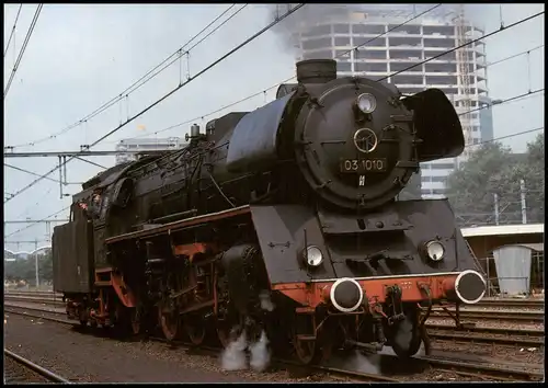 Verkehr & Eisenbahn Schnellzug-Dampflokomotive in Utrecht Niederlande 1989