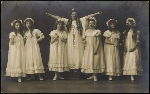 Ansichtskarte  Schöne Junge Frauen - in weißen Kleidern Foto: Solingen 1913