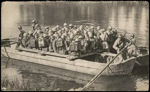 Militär Propaganda Soldatenleben: Im Boot übersetzende Truppen 1918