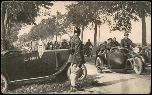 Militär Soldatenleben (vermtl. 1. WK): Truppe mit Auto u. Motorrad 1918