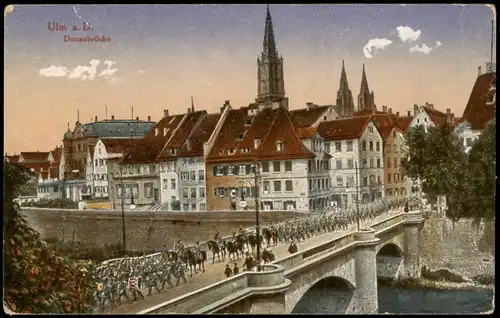 Ansichtskarte Ulm a. d. Donau Donau-Brücke mit Soldaten-Aufmarsch 1910