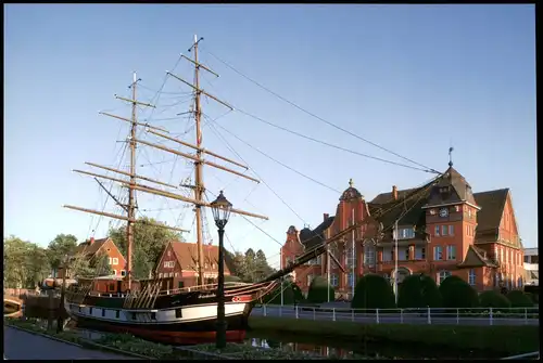Ansichtskarte Papenburg (Ems) Rathaus mit Museumsschiff Friederike 2002