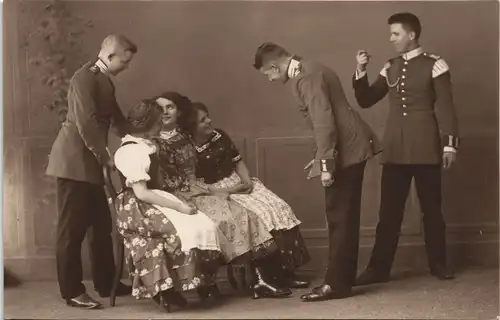 Frauen auf Bank umringt von Soldaten - Militaria Atelierfoto 1915
