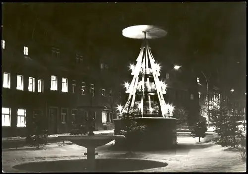 Ansichtskarte Schlettau Weihnachtsmarkt mit Pyramide Markt zur DDR-Zeit 1983