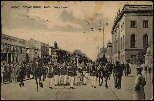 Ansichtskarte Mitte-Berlin Unter den Linden, Soldaten Schloß Wache 1916