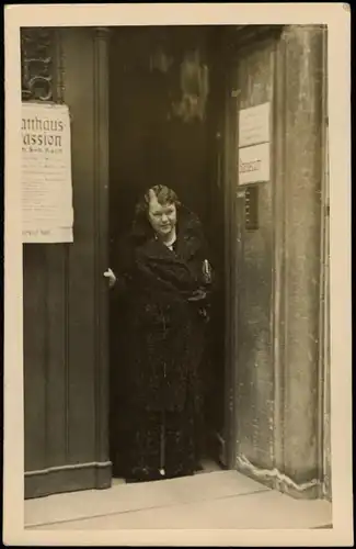 Ansichtskarte  Frauen kommen aus dem Standesamt I Foto: Heidloss Dresden 1930