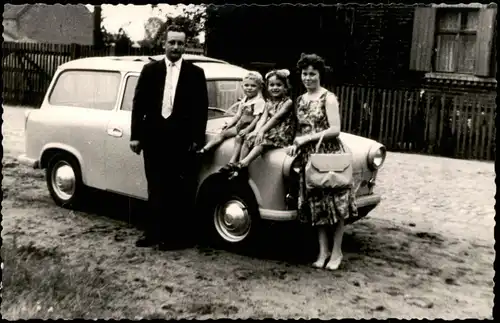 Foto  Auto Familie vor Trabant 1962 Privatfoto