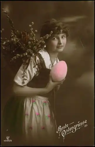 Glückwunsch Ostern / Easter Mädchen mit Riesenosterei colorierte Fotokarte 1914