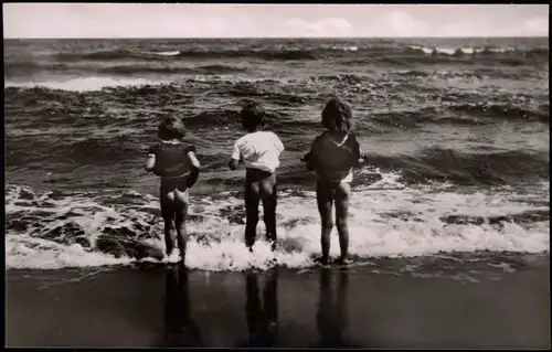 Ansichtskarte Wyk (Föhr) Saisoneröffnung Kinder beim anbaden 1955