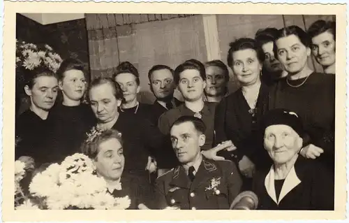 Familienfoto bei Hochzeit (Silberhochzeit) - in der mitte Soldat 1940 Privatfoto