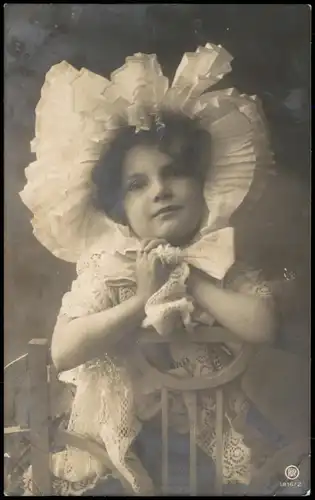 Menschen/Soziales Leben - Kinder Mädchen in spitzen Kleidung Fotokunst 1913