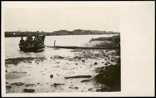 Militär/Propaganda 1.WK   Soldaten im Boot Iserstellung 1918 Privatfoto
