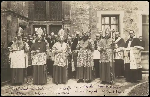 Religion/Kirche Bischöfe Bischof und Geistliche vor Kirche 1913