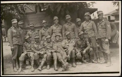 Ansichtskarte  Soldaten vor Blockhütte 2. WK Zweiter Weltkrieg 1940