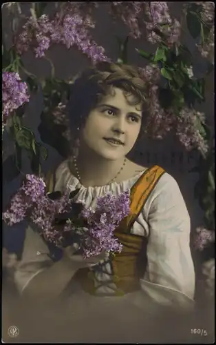 Menschen / Soziales Leben - Frau im Flieder Fotokunst Coloraufnahme 1918