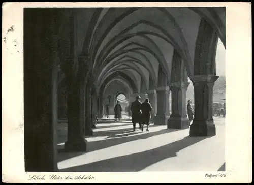 Ansichtskarte Lübeck Unter den Arkaden, belebt 1931