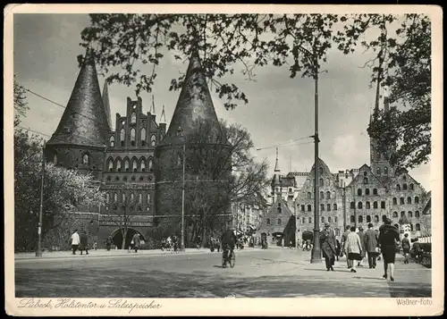 Ansichtskarte Lübeck Holstentor und Salzspeicher 1931