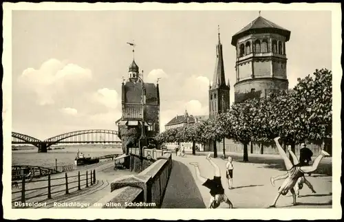 Ansichtskarte Düsseldorf Radschläger am alten Schloßturm Rheinpartie 1956
