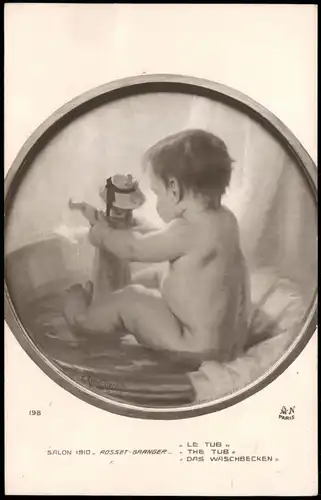 Ansichtskarte  Kinder Künstlerkarte Kleinkind spielt mit Puppe im Bett 1910
