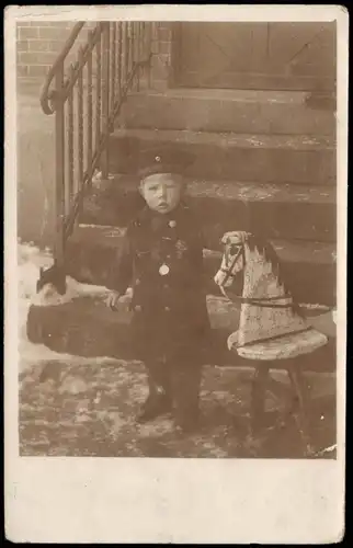 Menschen/Soziales Leben - Kinder Junge mit Matroseanzug und Holzpferdchen 1915