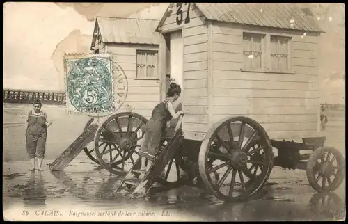 CPA Calais Baigneuses sortant de leur cabine. Frauen am Strand 1908