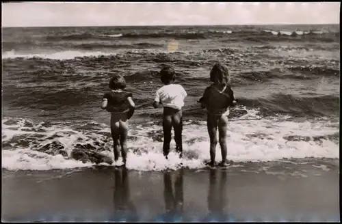 Ansichtskarte Timmendorfer Strand
Saisoneröffnung - drei Kinder am Strand 1937