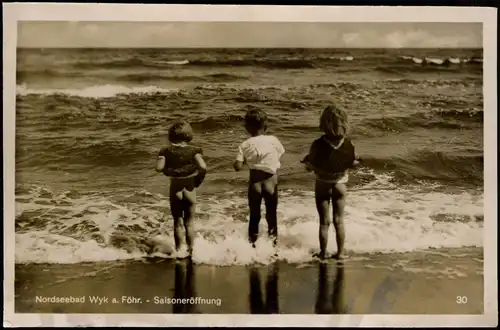 Ansichtskarte Timmendorfer Strand
Saisoneröffnung - drei Kinder am Strand 1937