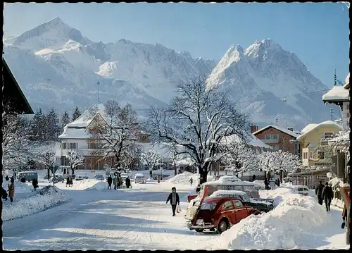 Garmisch-Partenkirchen Marktplatz verschneit, Autos  Volkswagen VW Käfer 1965