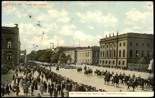 Mitte-Berlin Der Kaiser an der Spitze der Fahnenkompagnie, Unter den Linden 1913
