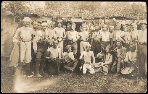Soldaten mit Instrumenten vor Verhau Villa Militaria WK1 1917 Privatfoto