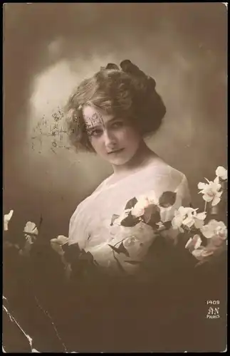 Ansichtskarte  lassiv schauende schöne Frau, Fotokunst France Frankreich 1914