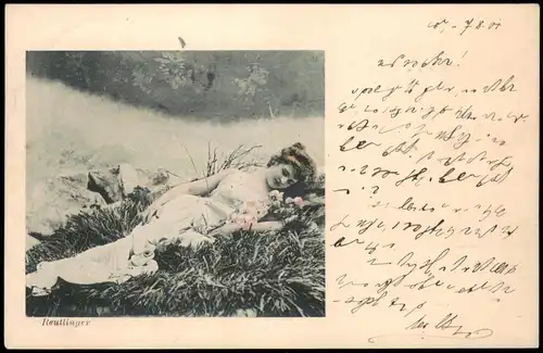 Menschen Soziales Leben & Fotokunst: Frau liegend in Pose, teilkoloriert 1901