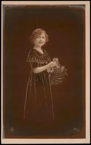 Menschen/Soziales Leben - Kinder Mädchen Blumen Fotokunst Ritztechnik 1914