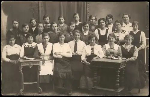 Frankenmarkt Gruppenbild Haushaltungsschule 1922  gel Stempel Strasswalchen