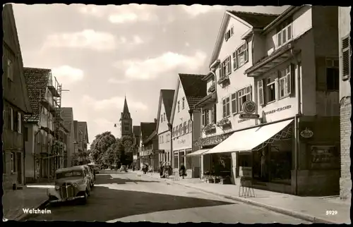 Ansichtskarte Welzheim Ortsansicht, Straße mit Geschäften, alte Autos 1960