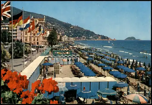 Cartoline Alassio Ortsansicht, Spiaggia e Piazza Partigiani 1970