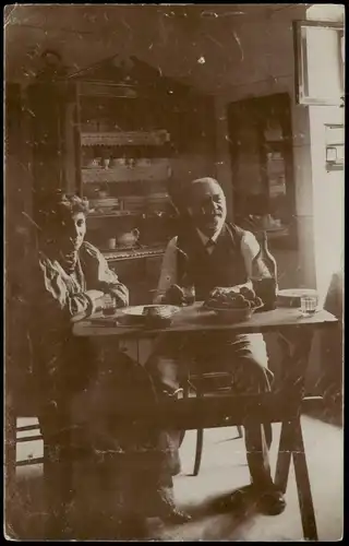 Ansichtskarte  Altes Ehepaar am Küchentisch Zeitgeschichte 1909