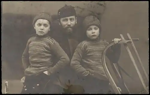 Ansichtskarte  Kinder: Söhne und Vater mit Schlitten 1908  gel. Stempel Graz