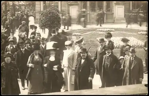Ansichtskarte Wiesbaden Feine Herrschaften im Kurgarten 1912