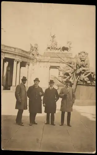 Mitte-Berlin Kaiser-Wilhelm-Nationaldenkmal, Männer Privatfoto AK 1921