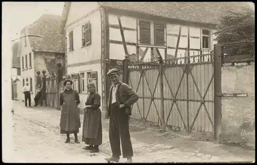 Hausfassaden Privataufnahmen mit Menschen Man und Frauen vor Fachwerkhaus 1912