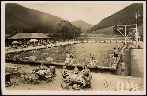 Ansichtskarte Leutenberg Schwimmbad mit Restaurant, belebt 1936