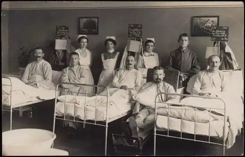 Ansichtskarte  Soldaten im Krankenbett WK1 Militaria Zimmer 1917